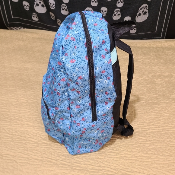 Floral print backpack. - Picture 4 of 9